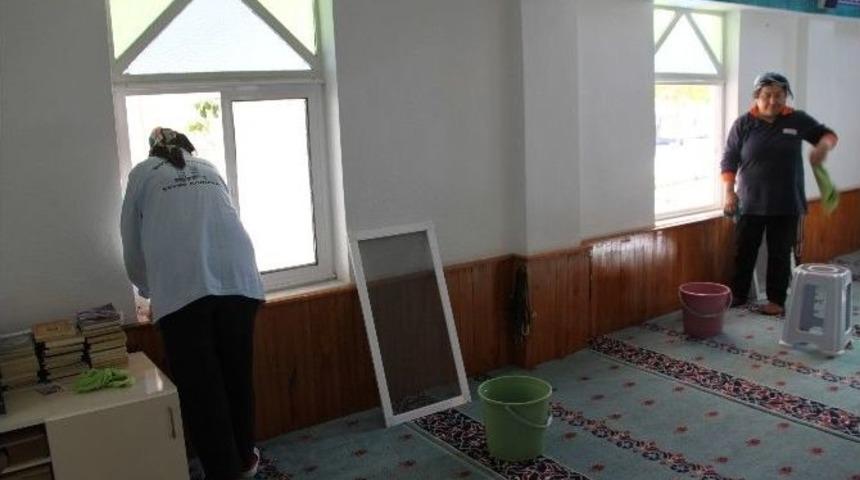 Didim&rsquo;de İbadethanelerin Temizliği S&uuml;rd&uuml;r&uuml;l&uuml;yor