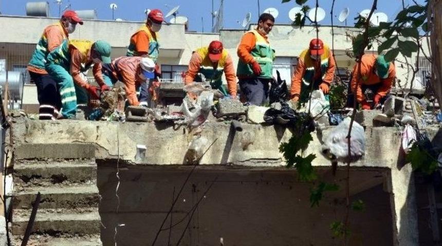 Mersin&rsquo;de &rsquo;&ccedil;&ouml;p Ev&rsquo; Belediye Ekiplerince Temizlendi