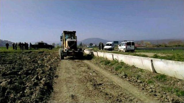 Mahalle Sakinleri Belediye İş Makinelerine Engel Oldu 1