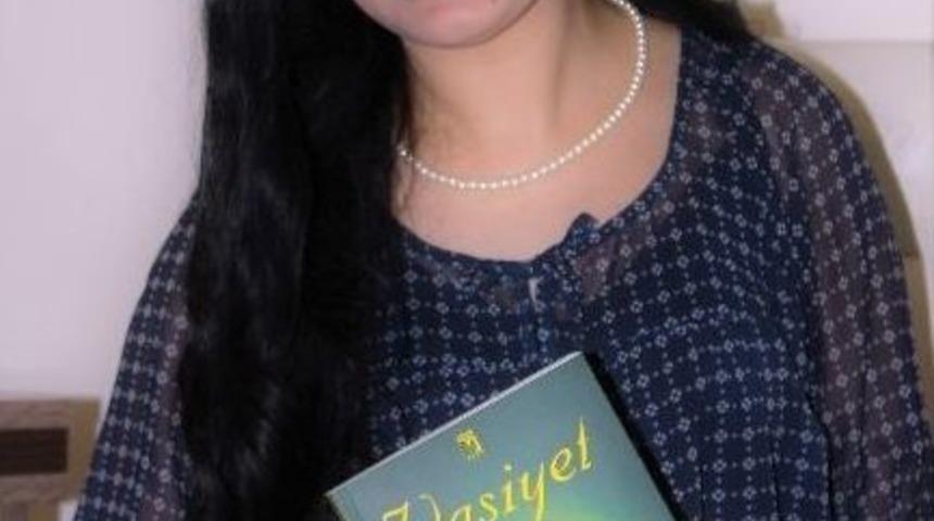 1 Yılda İkinci Kitabını &Ccedil;ıkarttı