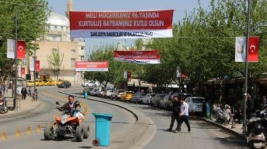 Şanlıurfa 11 Nisan &Ouml;ncesi Bayraklarla Donatılıyor