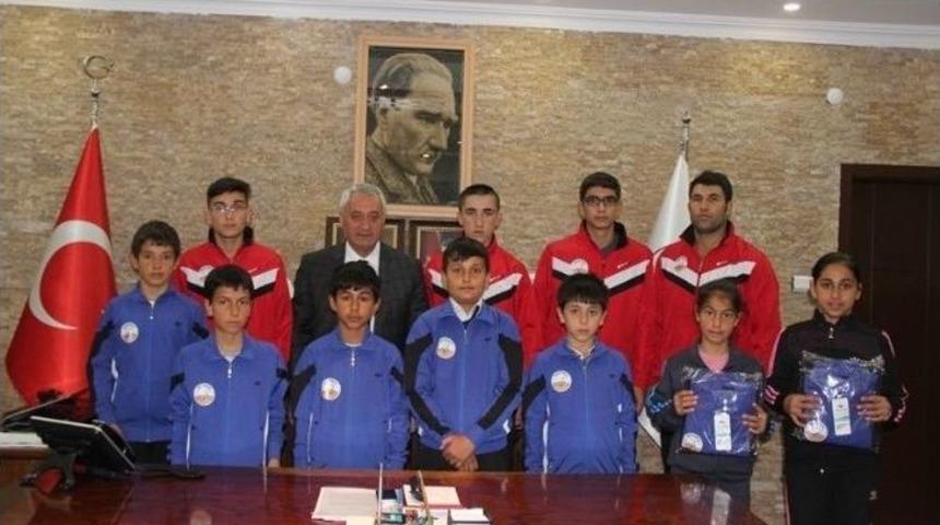 İncesu Belediyesi Spor Yapan Gen&ccedil;lere Destek Vermeye Devam Ediyor