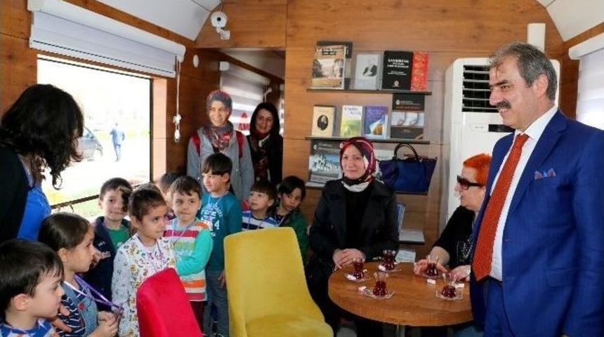 Tren K&uuml;t&uuml;phane Miniklerin İlği Odağı Oldu