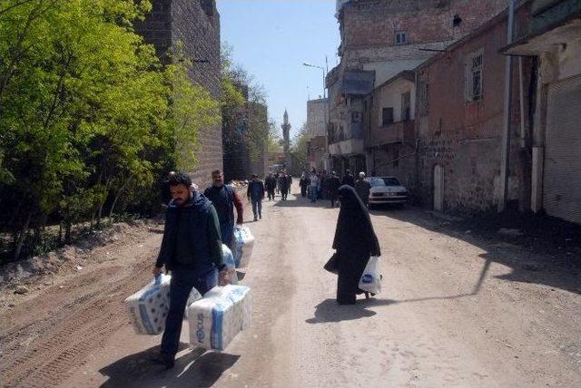 Vatandaşlar, Yasaklı Mahallede Evlerine Girip Zarar Tespit Çalışmalarına Katıldı