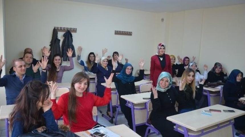 Kursiyerler İşaret Diliyle Şarkı S&ouml;yledi