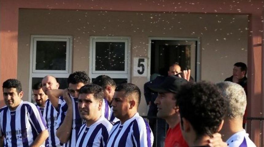 Hem Sivrisinekle, Hem De Rakiple M&uuml;cadele Ediyorlar