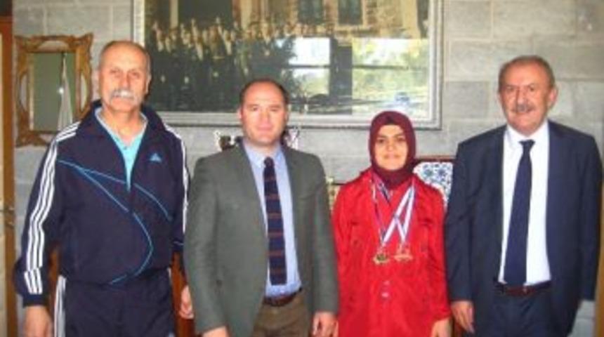 S&ouml;zer&rsquo;in Bileği B&uuml;k&uuml;lm&uuml;yor