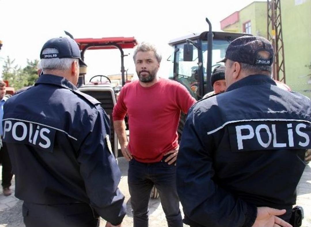 Trakt&ouml;rlerle Valiliğe Giden K&ouml;yl&uuml;lere Polis Engeli
