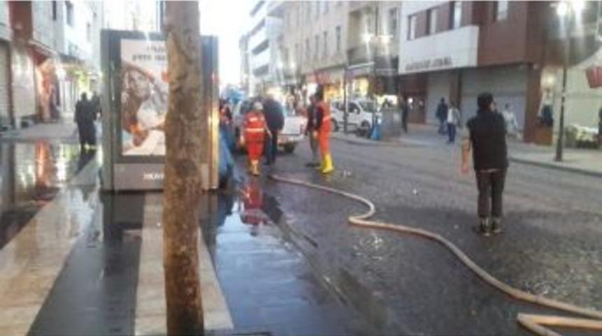 Sur&rsquo;un Ana Caddeleri Deterjanlarla Yıkandı