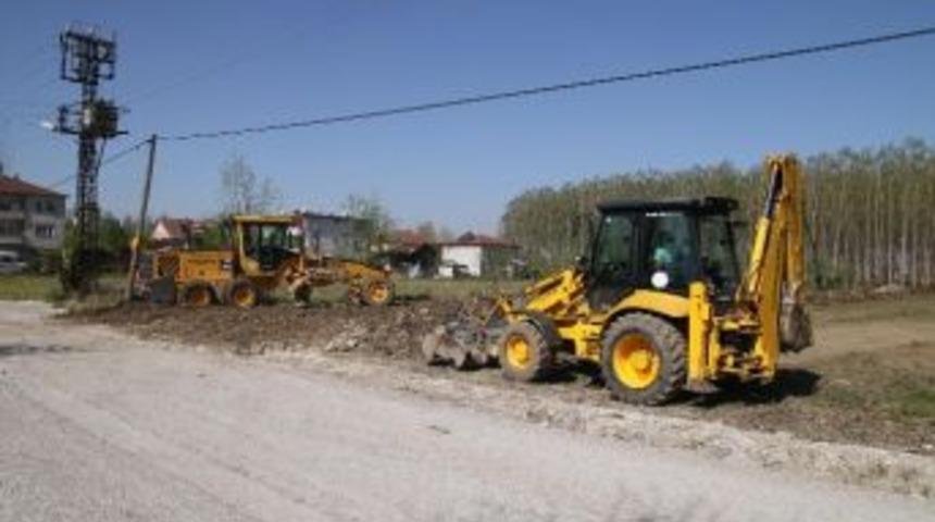 Akyazı Belediyesi Fen İşleri &Ccedil;alışamaları Devam Ediyor