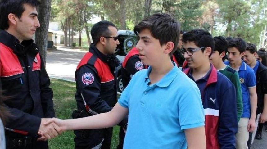 &Ouml;ğrenciler Polise Moral Verdi