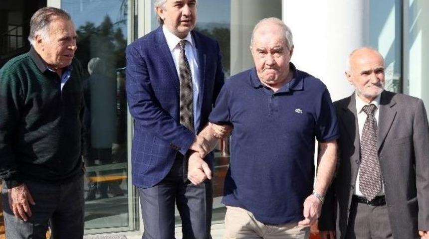 Fenerbah&ccedil;eli Eski Futbolculardan Akhisar&rsquo;a &Ouml;vg&uuml;ler