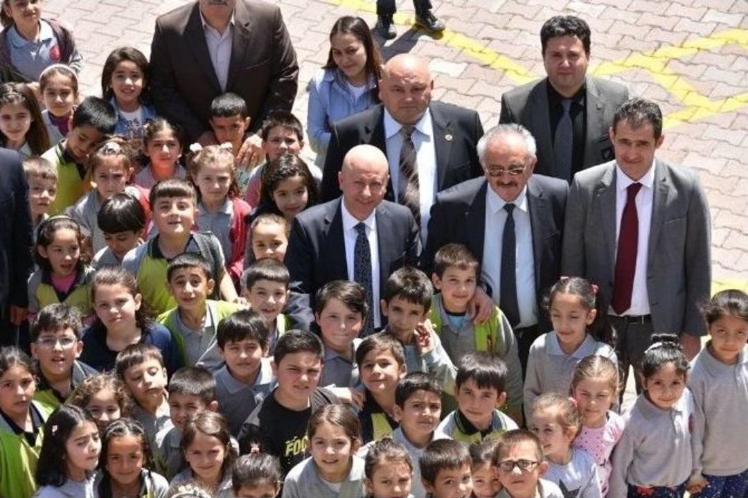 &Ccedil;olakbayrakdar &Ccedil;ocuklarla Mendil Kapmaca Oynadı