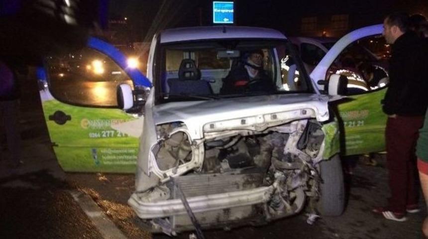 Kavşakta İki Otomobil &Ccedil;arpıştı: 1 Yaralı