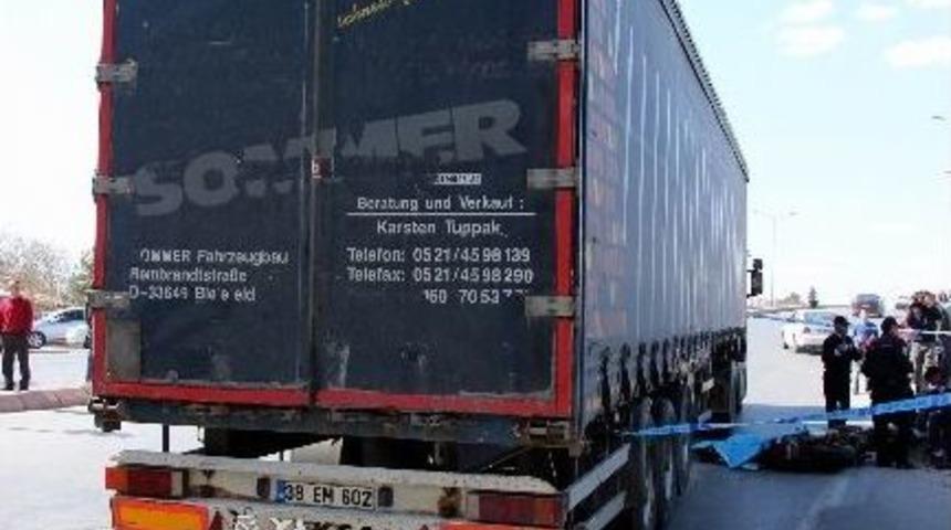 Motosiklet Tır&rsquo;ın Altında Kaldı: 1 &Ouml;l&uuml;, 1 Yaralı
