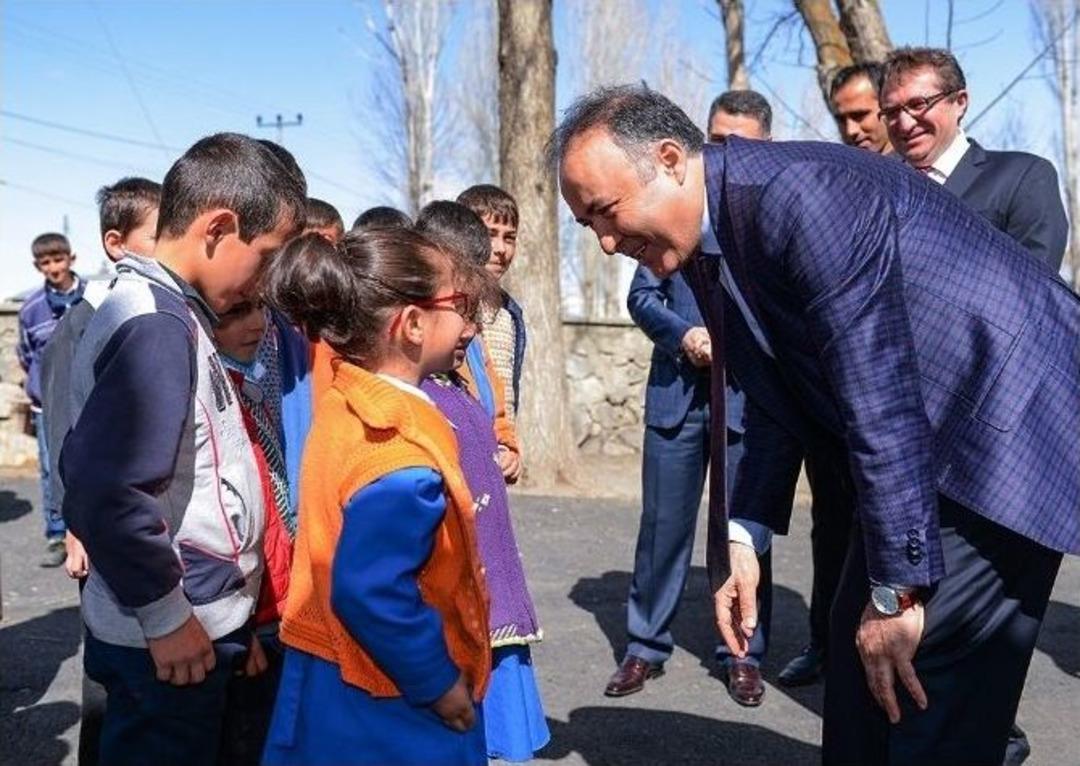 Vali Altıparmak &Ccedil;atısı Yanan K&ouml;y Okulunda İncelemelerde Bulundu