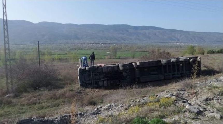 Tır S&uuml;r&uuml;c&uuml;s&uuml; Direksiyon Başında Uyuyakaldı