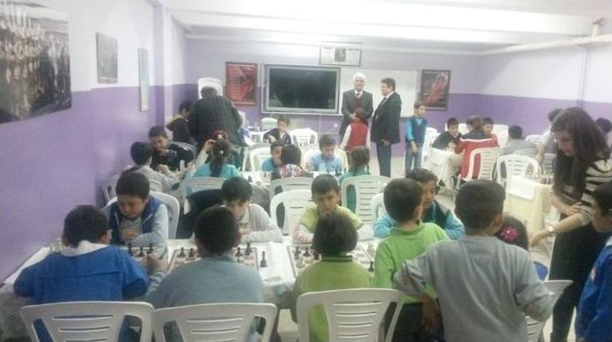 Afyonkarahisar&rsquo;da Ortaokullar Arası Satran&ccedil; Şenliği D&uuml;zenlendi