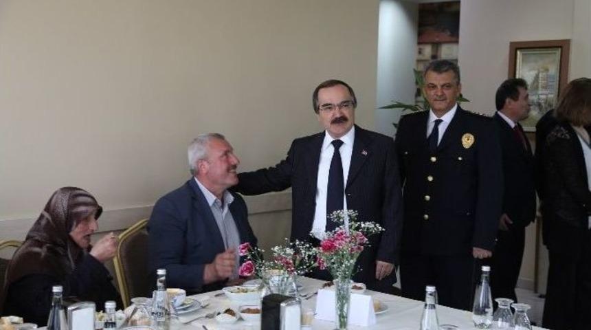 Vali Coş Şehit Aileleri Ve Gaziler İle Bir Araya Geldi