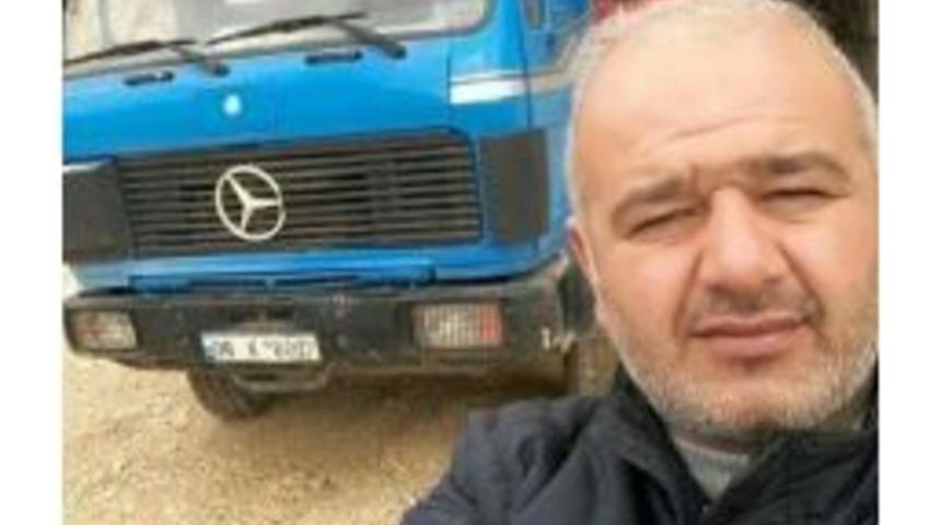 Kamyona Taş Y&uuml;klerken Başına Kaya Par&ccedil;ası D&uuml;şt&uuml;