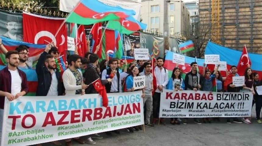 Azerbaycanlı &Ouml;ğrencilerden &lsquo;karabağ&rsquo; Protestosu