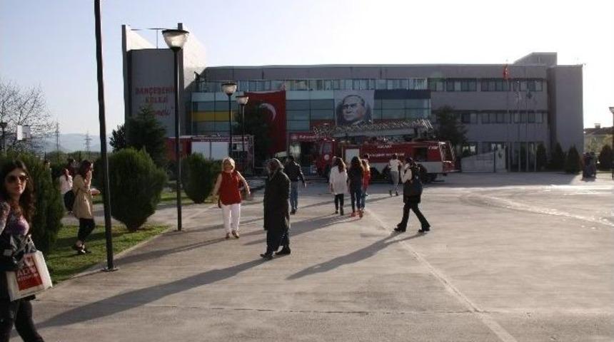 &Ouml;ğretmenler Odasında &Ccedil;ıkan Yangın Korkuttu