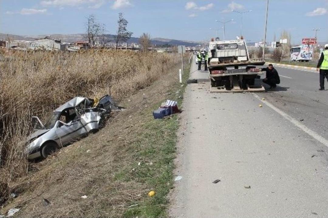 Park Halindeki Otomobile Kamyon &Ccedil;arptı: 5 Yaralı