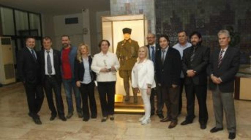 İzmirli Gazetecilerin Başkanı Yeniden Misket Dikmen