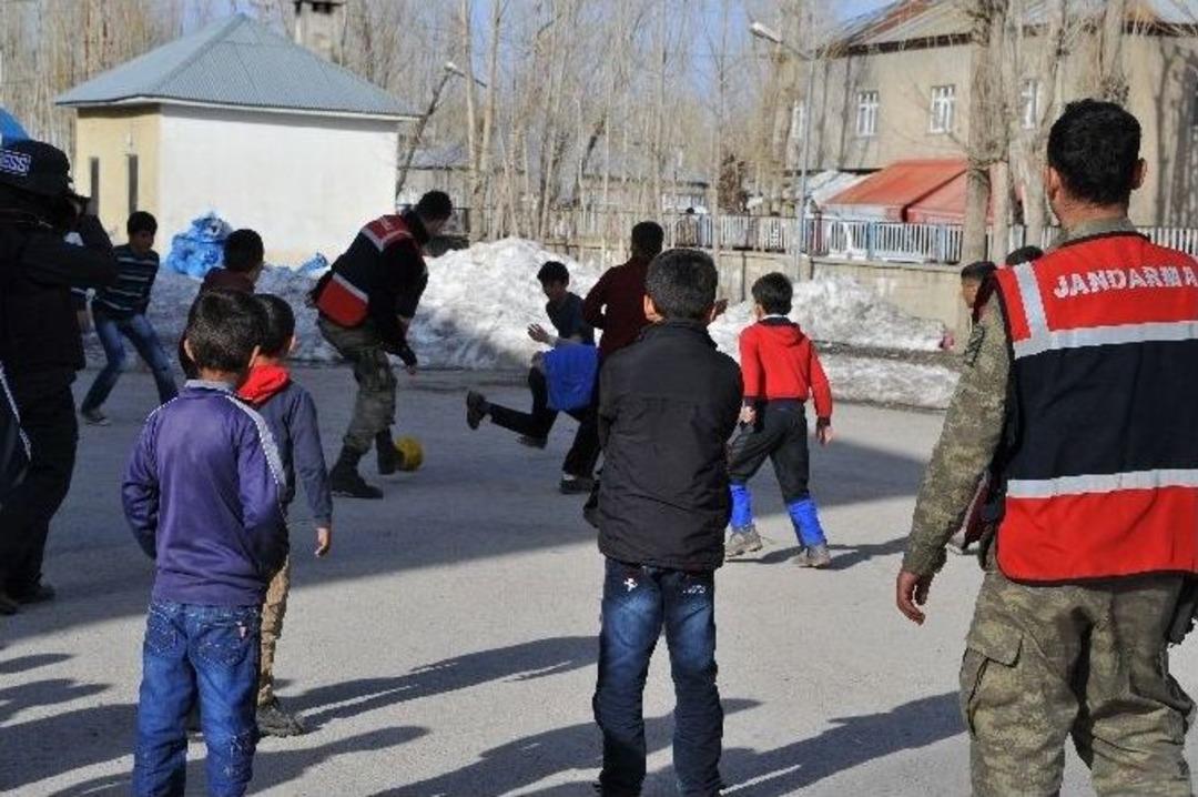 Y&uuml;ksekova&rsquo;da &Ccedil;ocukların Asker Abileri İle Futbol &Ccedil;oşkusu