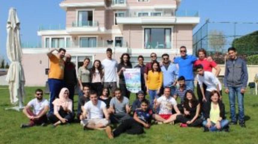 Bağımlılıkla M&uuml;cadelede Farklı &Uuml;lkelerden Gen&ccedil;ler Bir Arada