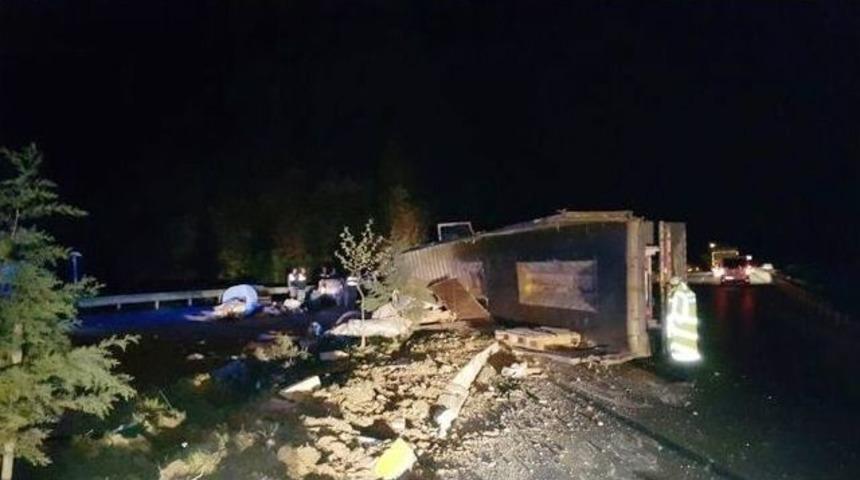 D-655 Karayolunda Tır Devrildi. 1 &Ouml;l&uuml;