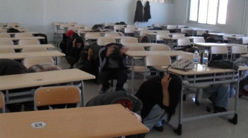 &Uuml;niversite &Ouml;ğrencileri İle Kurtarma Ekipleri Tatbikat Yaptı