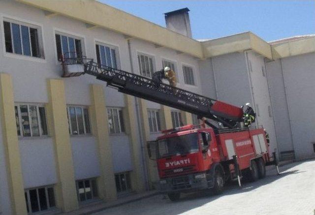 &Uuml;niversite &Ouml;ğrencileri İle Kurtarma Ekipleri Tatbikat Yaptı 1