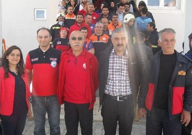 &Uuml;niversite &Ouml;ğrencileri İle Kurtarma Ekipleri Tatbikat Yaptı 2
