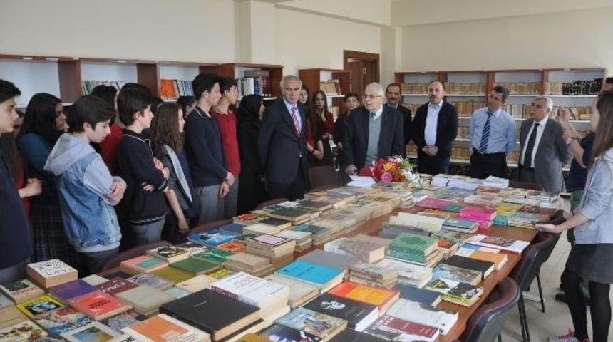 Hazinesini Okula Bağışladı