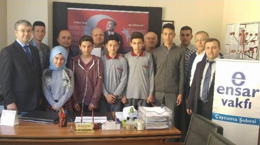 &Ccedil;aycuma Ensar Vakfından Birincilere &Ouml;d&uuml;l