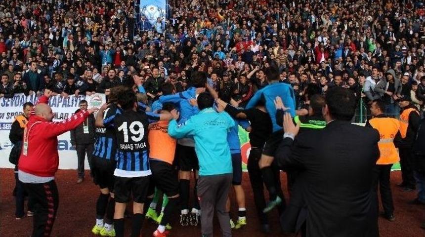 Galibiyet Coşkusunu G&ouml;bek Atarak Kutladılar