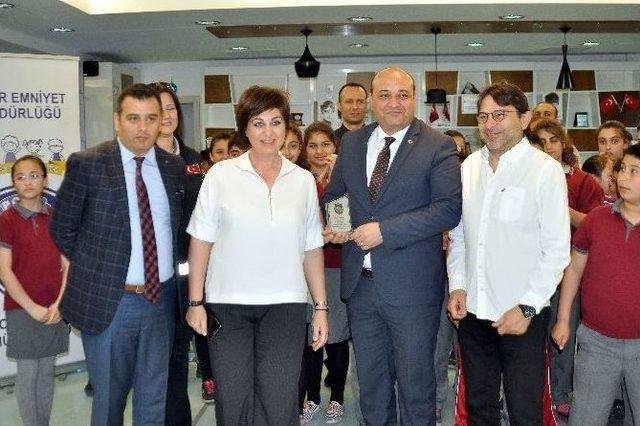 Polis Ağabey Ve Ablaları Çocukları Bowlinge Götürdü