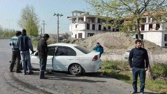 Direksiyon Hakimiyetini Kaybedince Ağaca Çarptı: 1 Yaralı