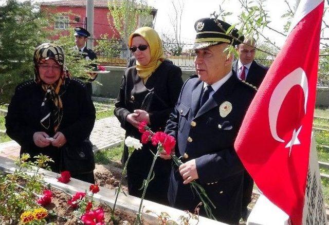 Aksaray’da Şehit Polislerin Mezarına Karanfil Bırakıldı