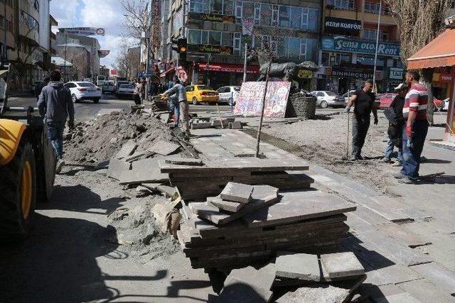 Kars Belediyesi Kaldırım Çalışmalarına Başladı