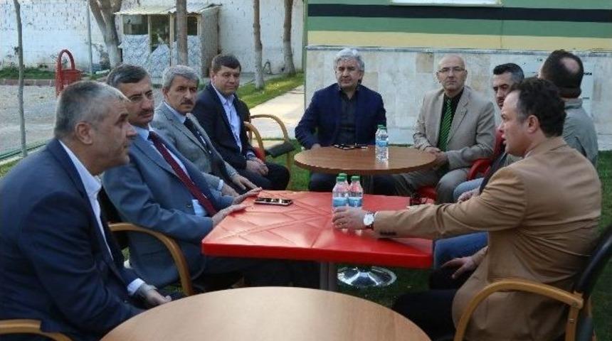 Manisa Valisi Bektaş&rsquo;tan Akhisarspor&rsquo;a Moral Ziyareti