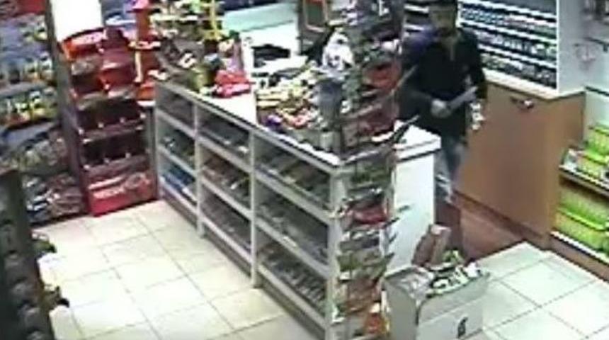 Benzin İstasyonundaki Bı&ccedil;aklı Soygun Kameraya B&ouml;yle Yansıdı