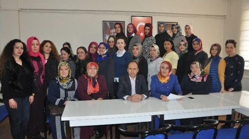 Boz&uuml;y&uuml;k&rsquo;te Ak Partili Kadınlar Kılı&ccedil;daroğlu&rsquo;nu Kınadı