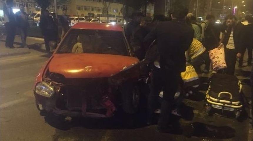 İki Otomobil &Ccedil;arpıştı: 1 Yaralı