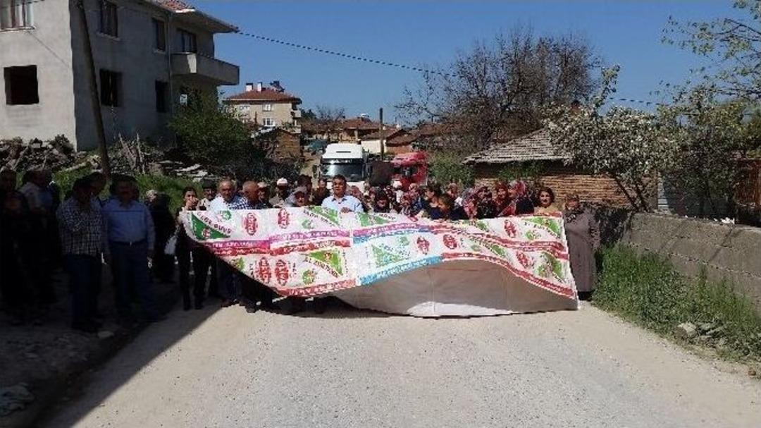 K&ouml;yl&uuml; Kadınlardan Bayıltan Yol Kapatma Eylemi