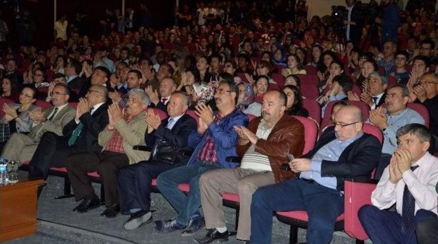 &Uuml;nl&uuml; Kazak M&uuml;zik Grubu &lsquo;erturan&rsquo; Konserinde Coşku