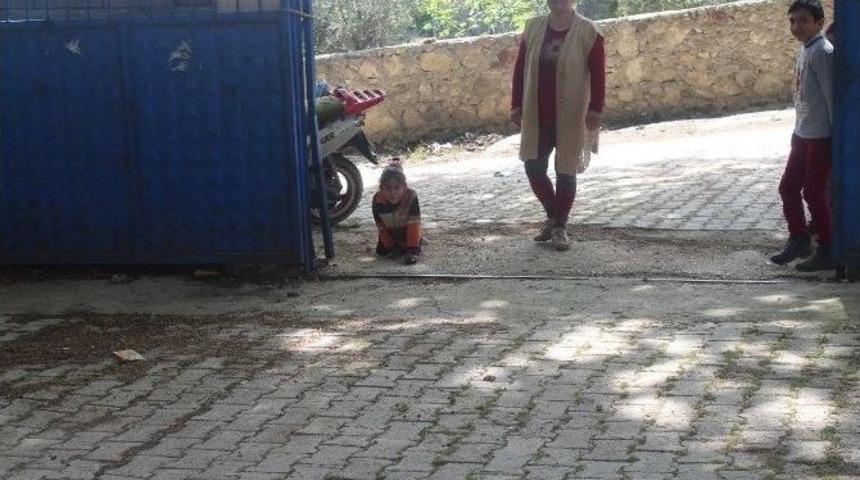 Engelli Minik &Ouml;ğrenciye Tekerlekli Sandalye Desteği