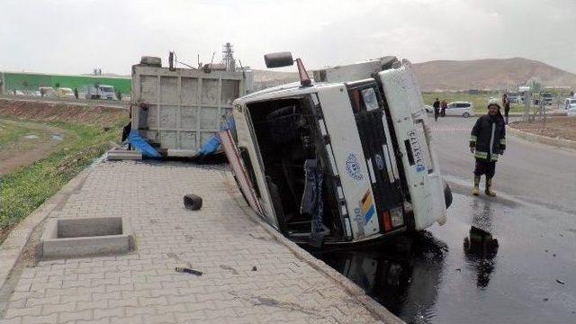 Çalıntı Ham Petrol Taşıyan Kamyon Devrildi