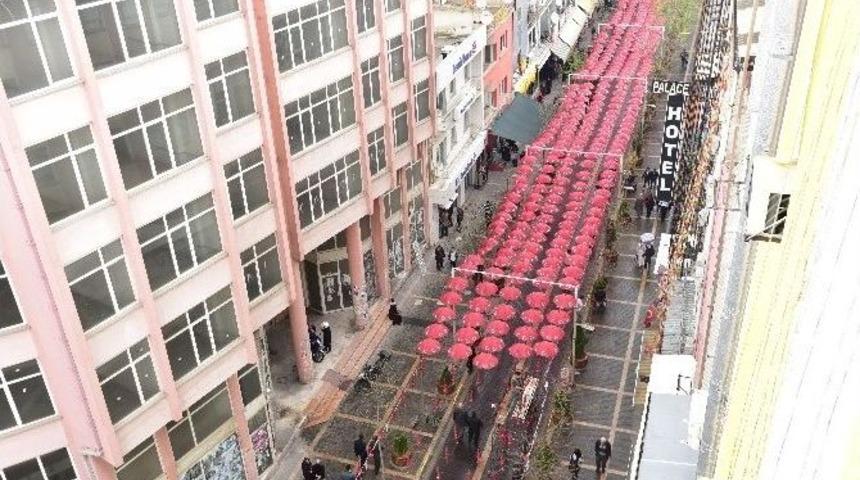 Ay Yıldızlı Şemsiyeler Baharla Birlikte Yeniden A&ccedil;ıldı